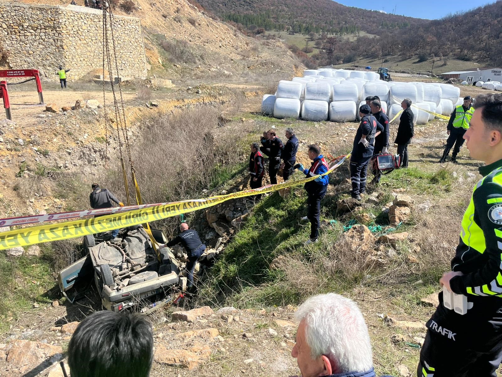 Kütahya’nın Tavşanlı ilçesinde kontrolden çıkan bir otomobilin yol kenarındaki çukura