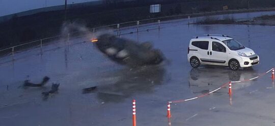 Edirne'de yaklaşık 60 metre boyunca defalarca takla atan otomobilde bulunan