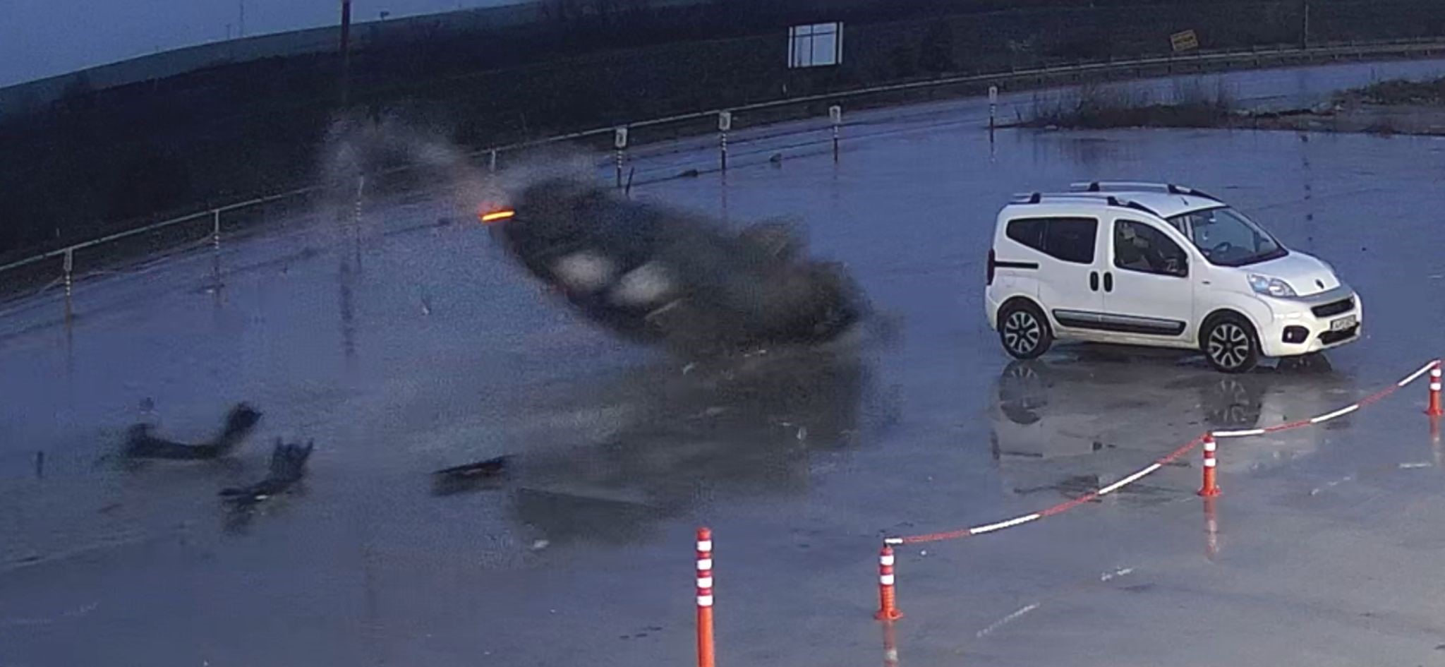 Edirne'de yaklaşık 60 metre boyunca defalarca takla atan otomobilde bulunan