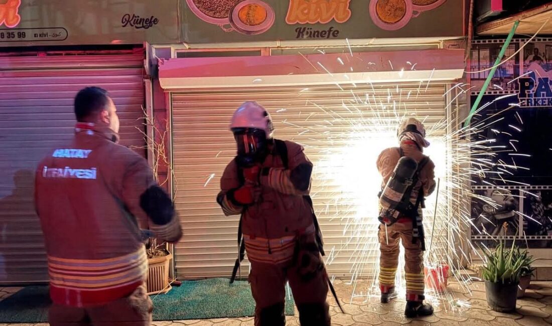 Hatay’ın Antakya ilçesinde gece saatlerinde çıkan yangında bir iş yeri