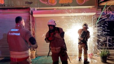 Hatay’ın Antakya ilçesinde gece saatlerinde çıkan yangında bir iş yeri