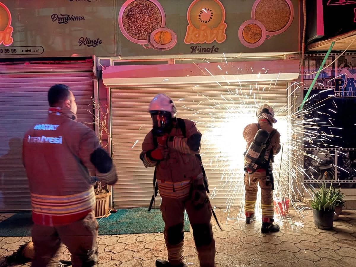Hatay’ın Antakya ilçesinde gece saatlerinde çıkan yangında bir iş yeri