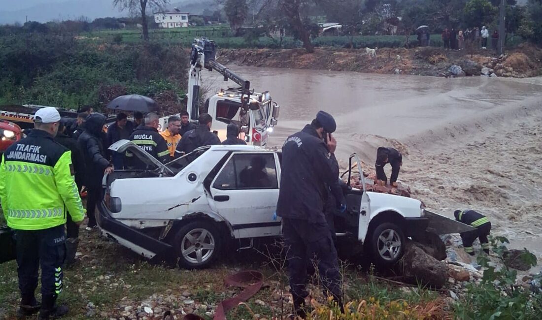Muğla’nın Milas ilçesine bağlı Yakaköy Mahallesi’nde, sulara kapılan bir araçta