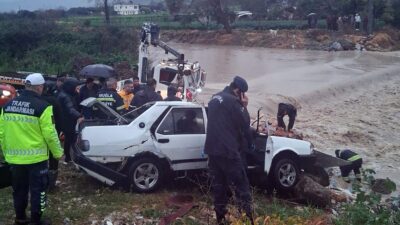 Muğla’nın Milas ilçesine bağlı Yakaköy Mahallesi’nde, sulara kapılan bir araçta