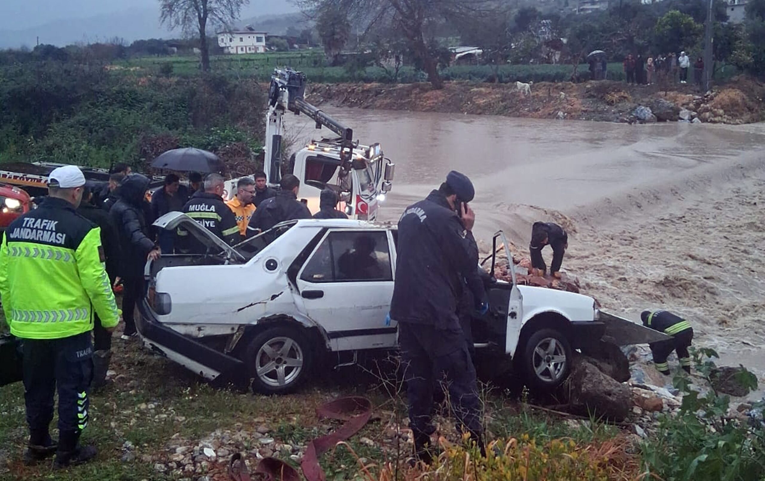 Muğla’nın Milas ilçesine bağlı Yakaköy Mahallesi’nde, sulara kapılan bir araçta