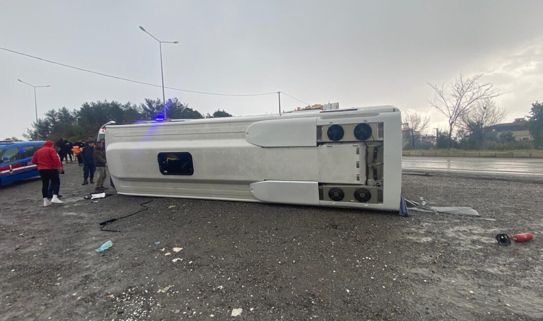 İzmir’in Seferihisar ilçesinde sporcuları taşıyan belediye otobüsü, müsabaka için stada