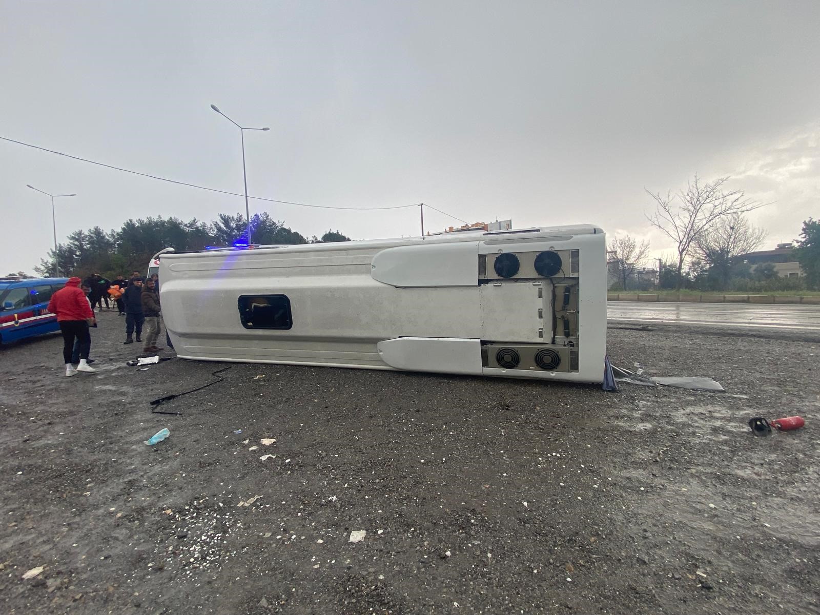 İzmir’in Seferihisar ilçesinde sporcuları taşıyan belediye otobüsü, müsabaka için stada