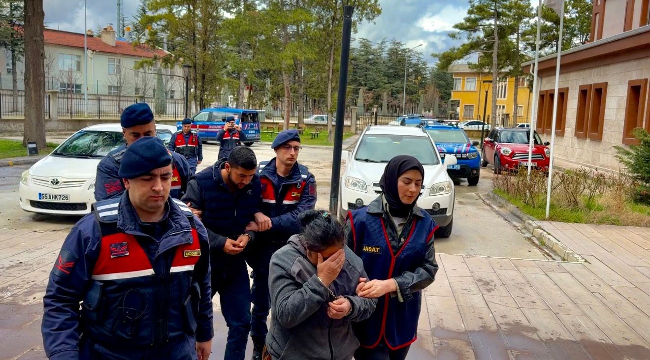Afyonkarahisar'da bohçacı kılığında gittikleri köyde bir kişinin ev almak için