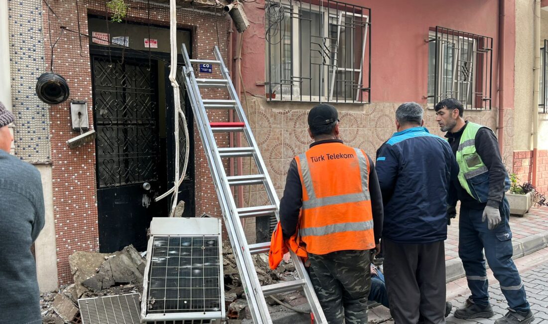 Aydın’ın Efeler ilçesinde internet kablosu döşemek için bir binanın dış