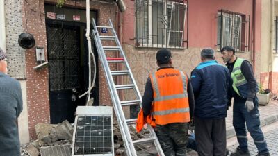 Aydın’ın Efeler ilçesinde internet kablosu döşemek için bir binanın dış