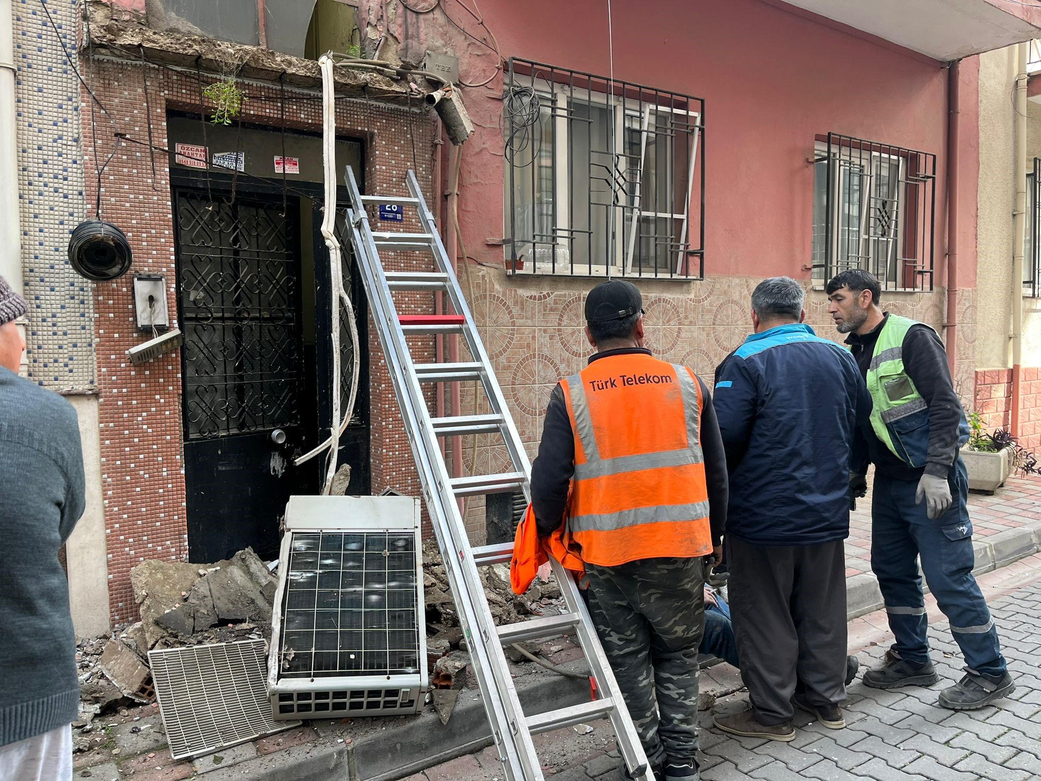 Aydın’ın Efeler ilçesinde internet kablosu döşemek için bir binanın dış