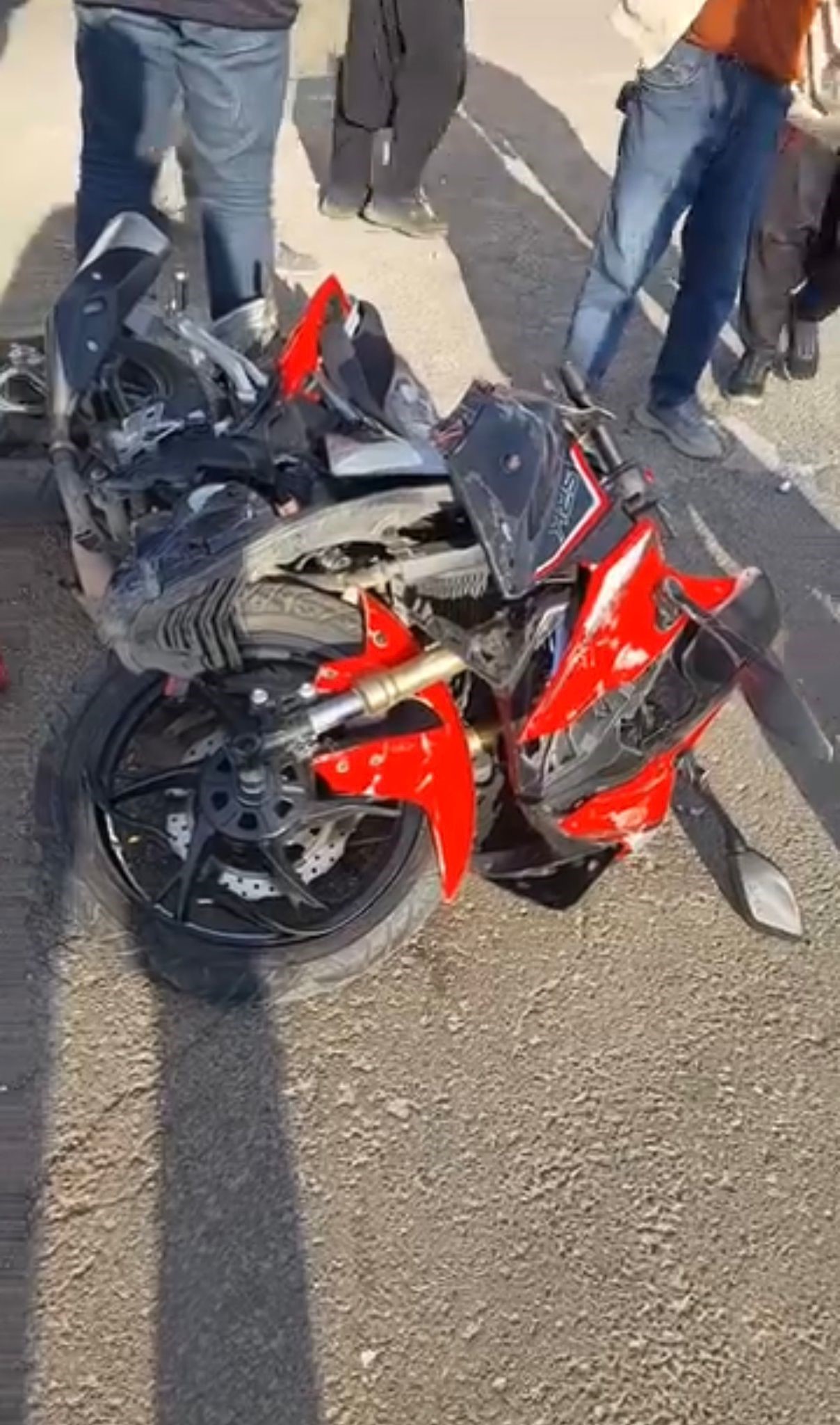Şanlıurfa’nın Siverek ilçesinde otomobil ile motosikletin çarpışması sonucu meydana gelen
