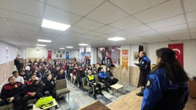 Afyonkarahisar İl Emniyet Müdürlüğü ekipleri, Şükrü Karadirek Ortaokulu öğrencileriyle bir