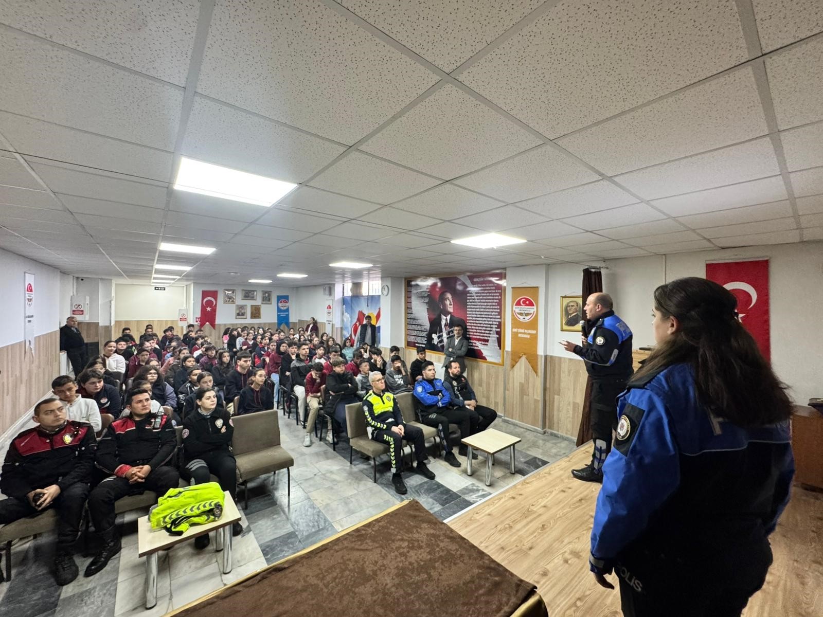 Afyonkarahisar İl Emniyet Müdürlüğü ekipleri, Şükrü Karadirek Ortaokulu öğrencileriyle bir