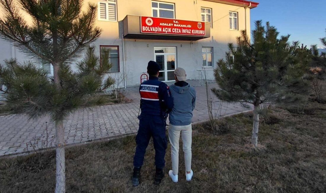 Afyonkarahisar İl Jandarma Komutanlığı ekipleri, aranan şahısların yakalanmasına yönelik çalışmalarını