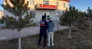 Afyonkarahisar İl Jandarma Komutanlığı ekipleri, aranan şahısların yakalanmasına yönelik çalışmalarını