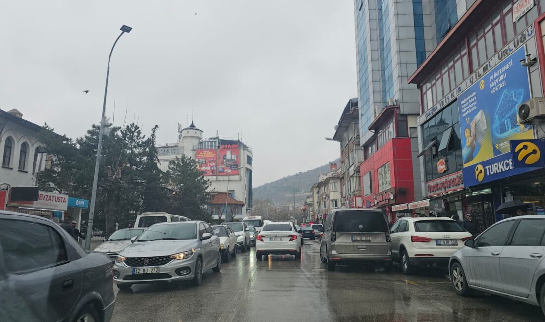 Afyonkarahisar’da Ramazan Bayramı öncesi hareketlilik hız kazandı. Arefe gününde kent