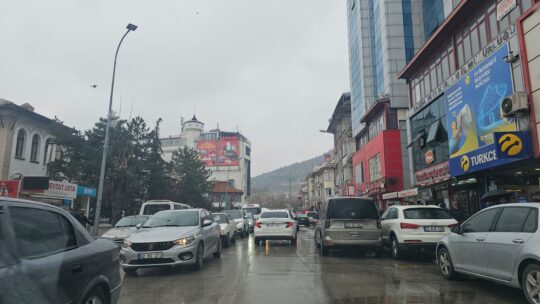 Afyonkarahisar’da Ramazan Bayramı öncesi hareketlilik hız kazandı. Arefe gününde kent