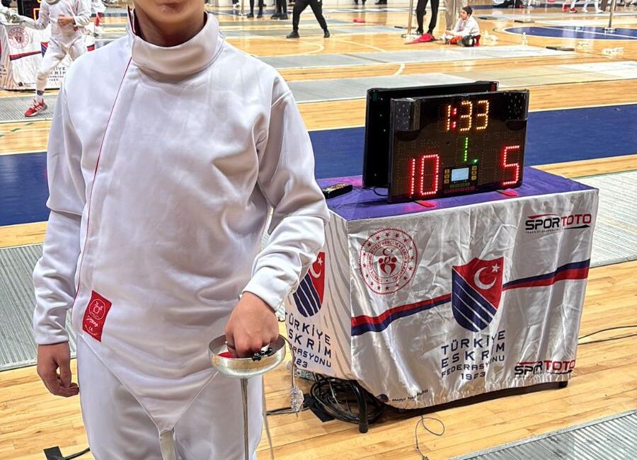 Kocaeli’nde düzenlenen Okullar Arası Türkiye Eskrim Şampiyonası’nda Afyonkarahisar’ı temsil eden