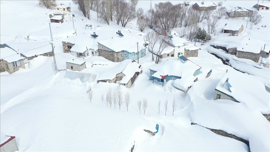 İlkbaharda ev ve ahırların kara gömüldüğü Ağrı'nın yüksek rakımlı köylerinde