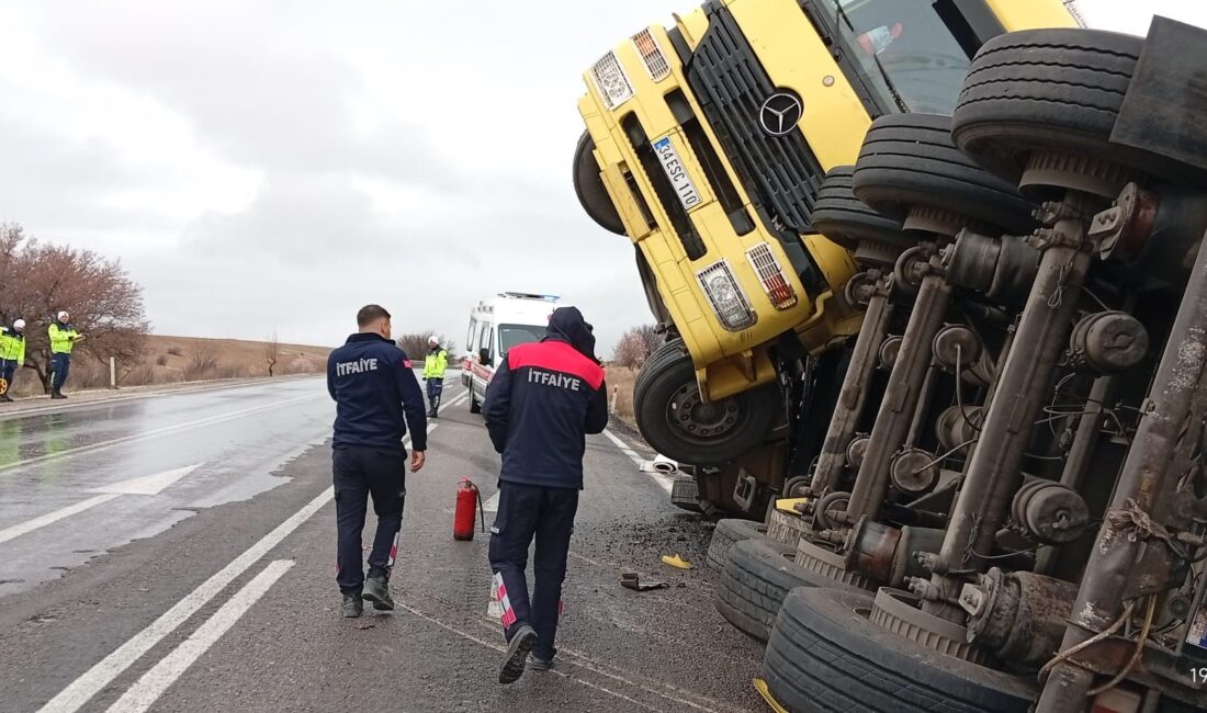 Afyonkarahisar'da yağışlı hava nedeniyle kontrolden çıkarak devrilen balık yemi yüklü