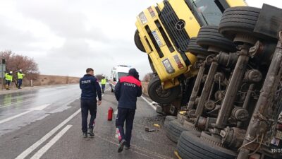 Afyonkarahisar'da yağışlı hava nedeniyle kontrolden çıkarak devrilen balık yemi yüklü
