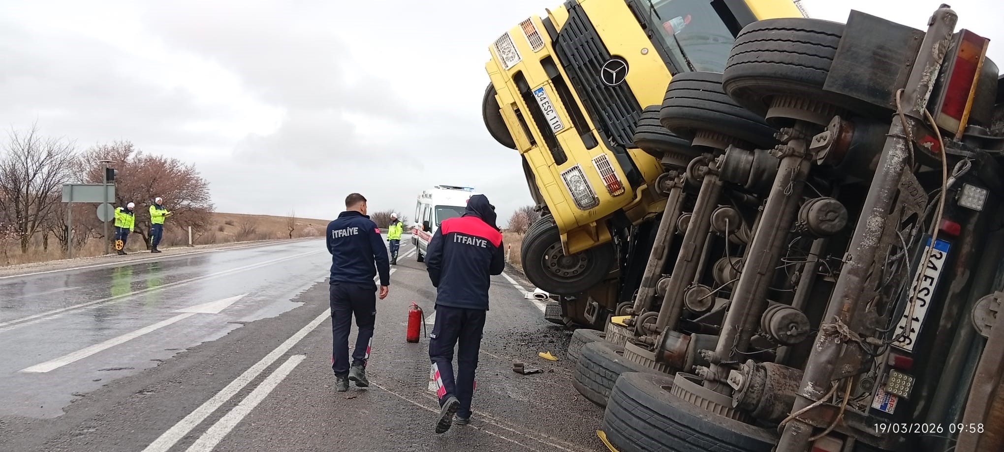 Afyonkarahisar'da yağışlı hava nedeniyle kontrolden çıkarak devrilen balık yemi yüklü