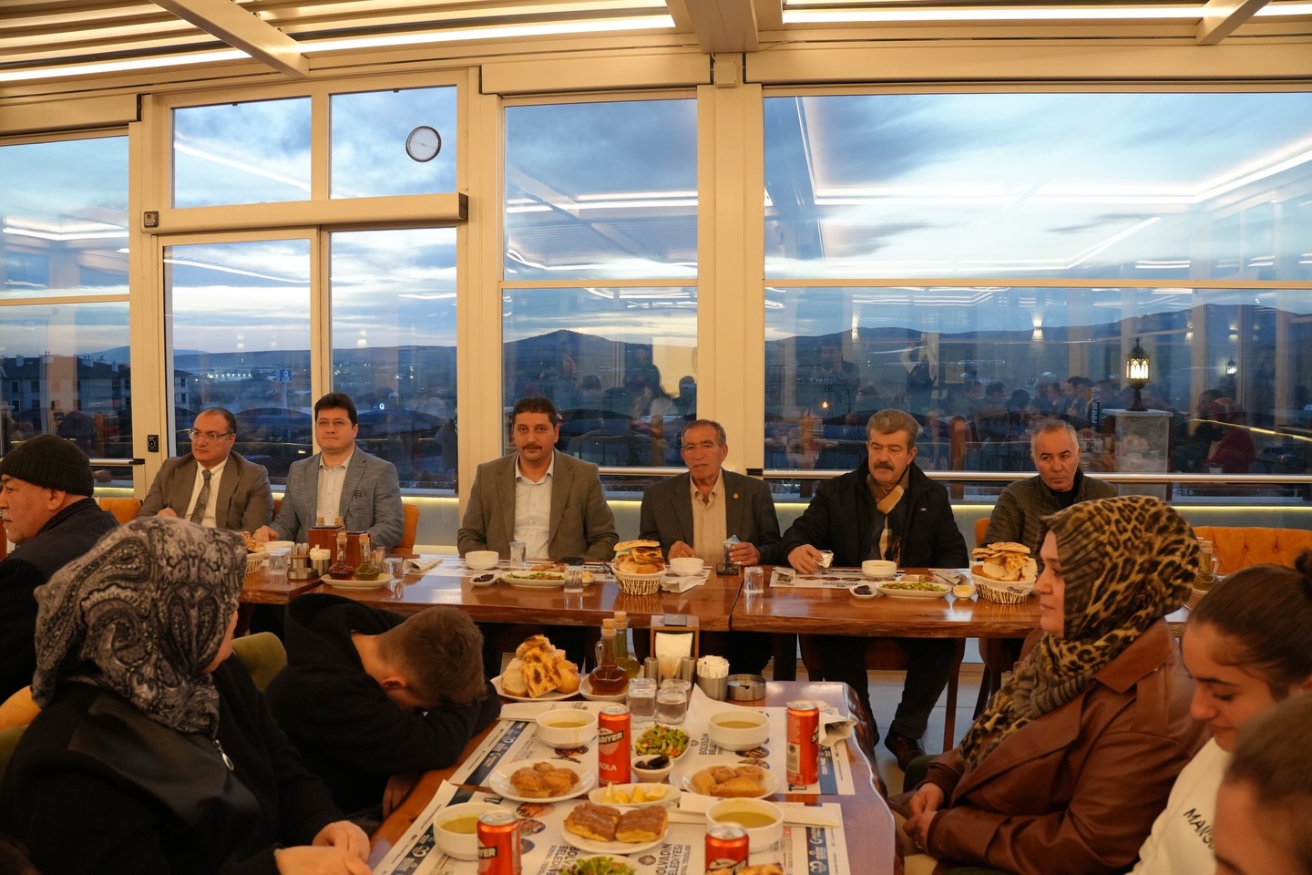 Bolvadin Kaymakamlığı tarafından öksüz ve yetim çocuklar için düzenlenen iftar
