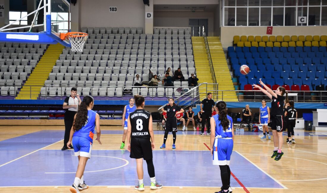 Okul Sporları Küçükler Kız-Erkek Basketbol Grup Müsabakaları, açılış seremonisinin ardından