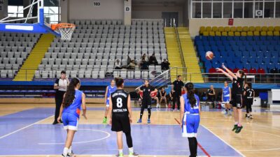 Okul Sporları Küçükler Kız-Erkek Basketbol Grup Müsabakaları, açılış seremonisinin ardından