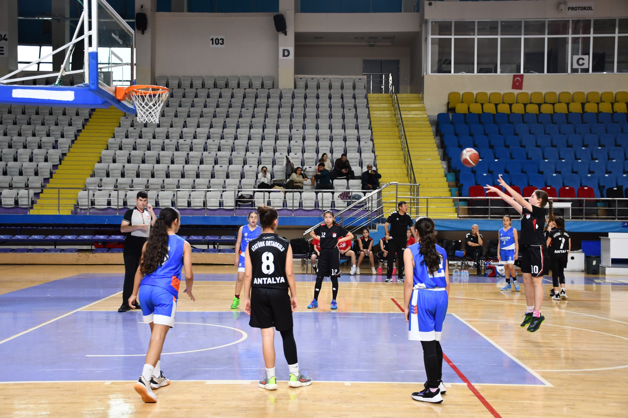Okul Sporları Küçükler Kız-Erkek Basketbol Grup Müsabakaları, açılış seremonisinin ardından