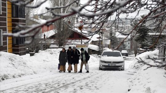 Bazı illerde kar etkili oldu, ulaşımda aksamalar yaşandı.