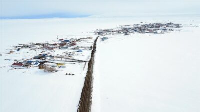 Kars'ta etkili olan kar yağışının ardından köyler beyaz örtüyle kaplandı.
