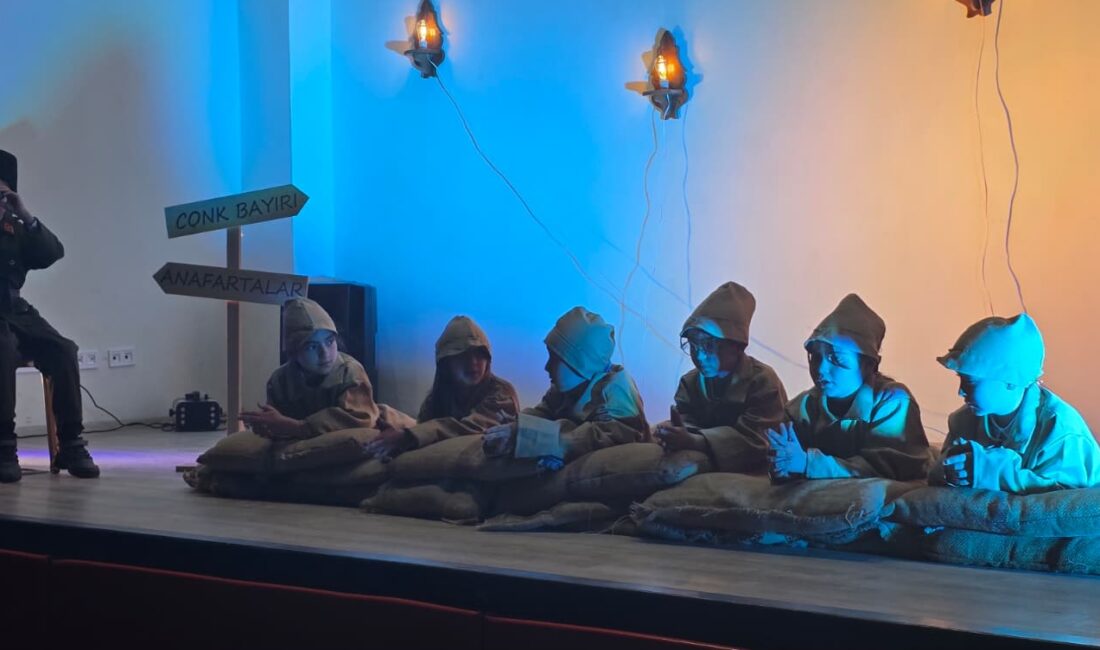 Bolvadin Gençlik Merkezi’nde “Bir Hilal Uğruna Şehitleri Anma Programı” düzenlendi.