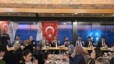 Bolvadinliler Sosyal Yardımlaşma Derneği tarafından İzmir’de düzenlenen iftar programı, Bolvadinli