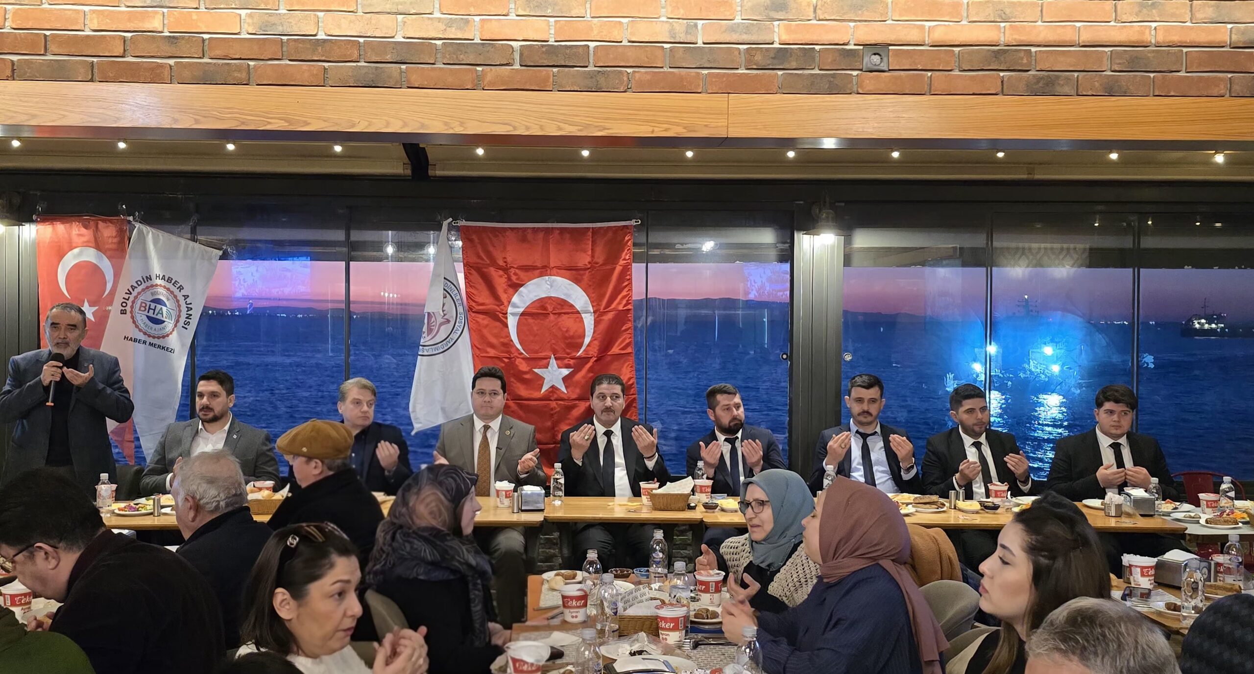 Bolvadinliler Sosyal Yardımlaşma Derneği tarafından İzmir’de düzenlenen iftar programı, Bolvadinli