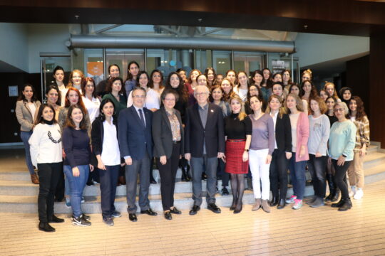 Gelişmiş toplumların kadın – erkek birlikte çalışarak bugünlere geldiğinin altını