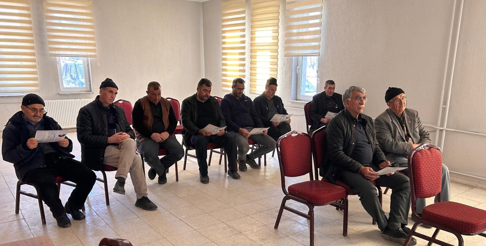 Afyonkarahisar’da çiftçilere yönelik doğru sulama ve gübreleme konusunda bilgilendirme yapıldı.