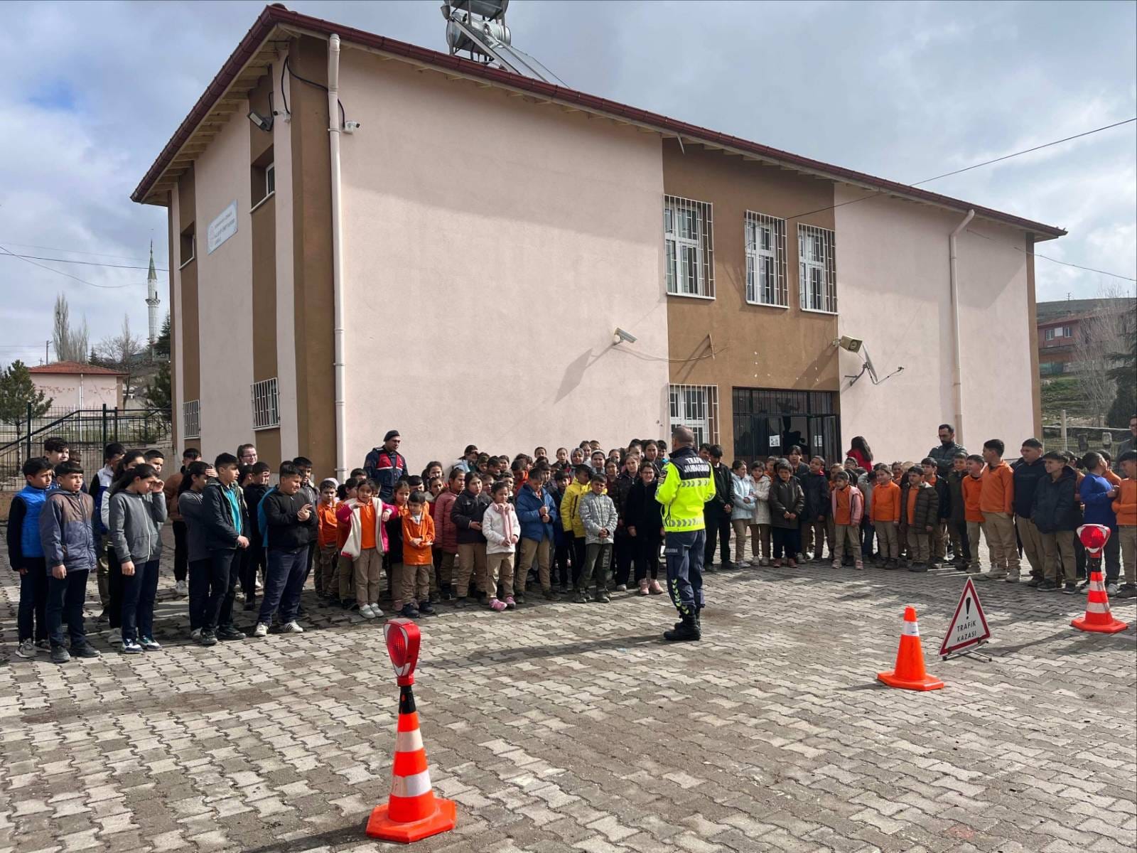 Afyonkarahisar İl Jandarma Komutanlığı ekipleri tarafından, Çobanlar ilçesinde öğrenci ve