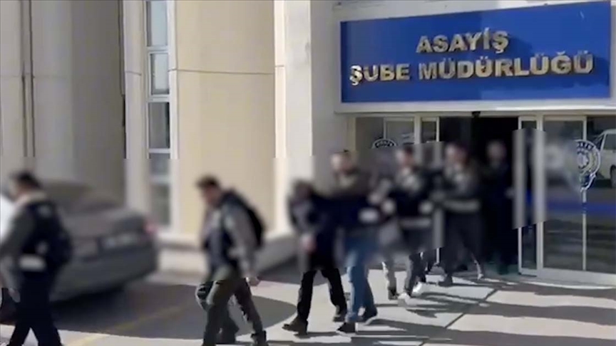 Ankara merkezli 22 ildeki operasyonlarda "borsada yatırım" vaadiyle dolandırıcılık yaptığı