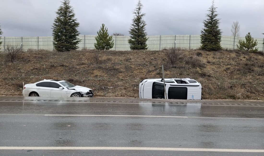 Afyonkarahisar’da otomobilin hafif ticari araçla çarpıştığı trafik kazasında 6 kişi