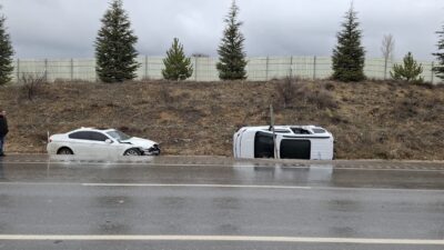 Afyonkarahisar’da otomobilin hafif ticari araçla çarpıştığı trafik kazasında 6 kişi