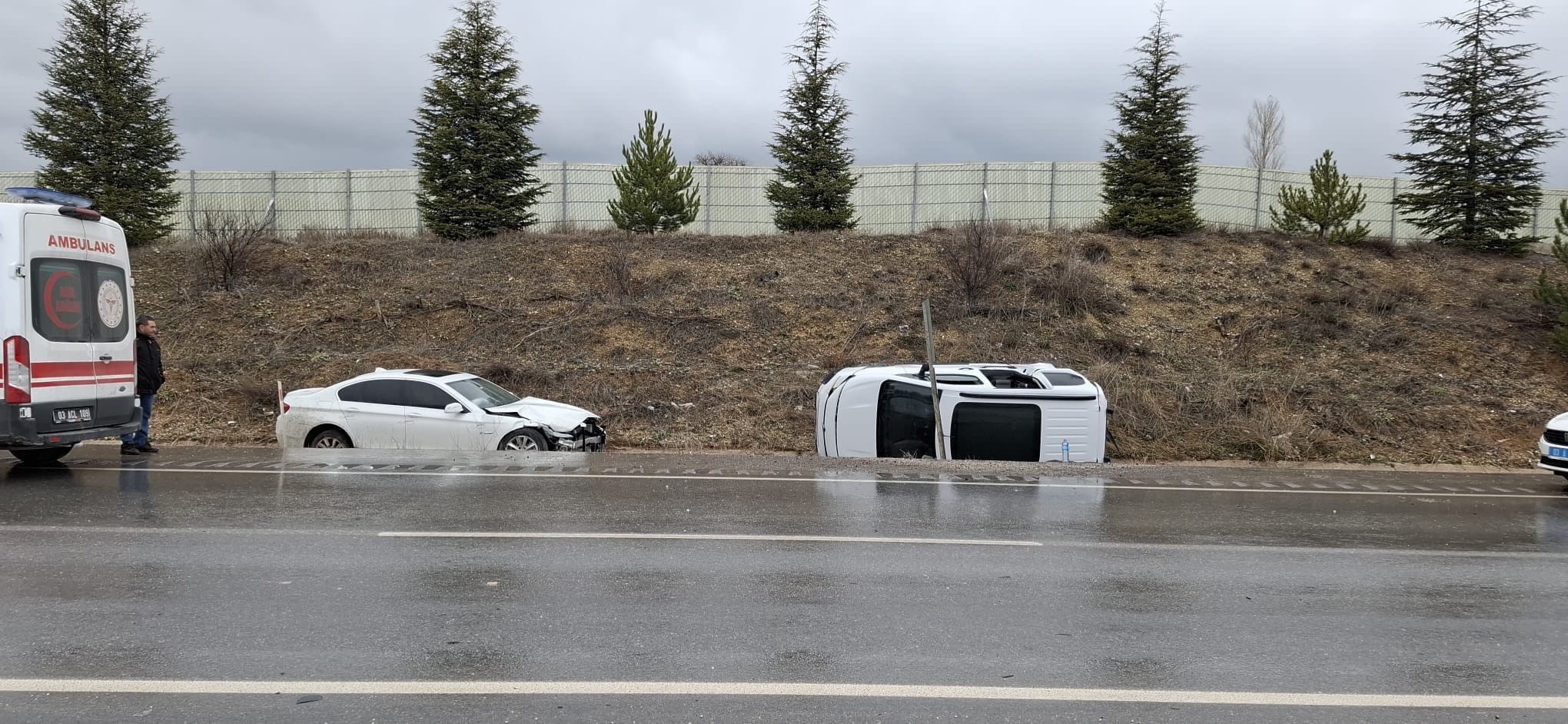 Afyonkarahisar’da otomobilin hafif ticari araçla çarpıştığı trafik kazasında 6 kişi