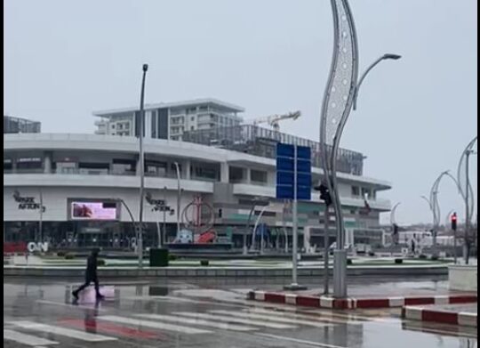 Afyonkarahisar güne beyaz bir sürprizle uyandı. Sabahın erken saatlerinden itibaren