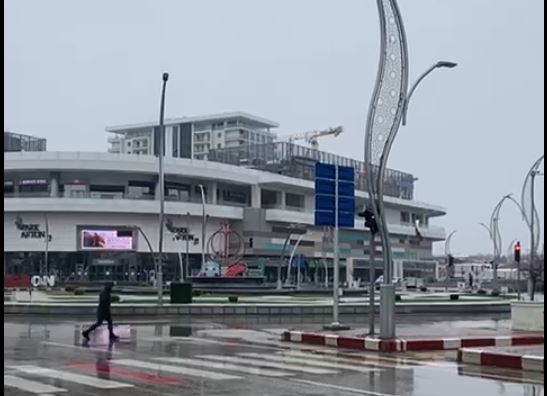 Afyonkarahisar güne beyaz bir sürprizle uyandı. Sabahın erken saatlerinden itibaren