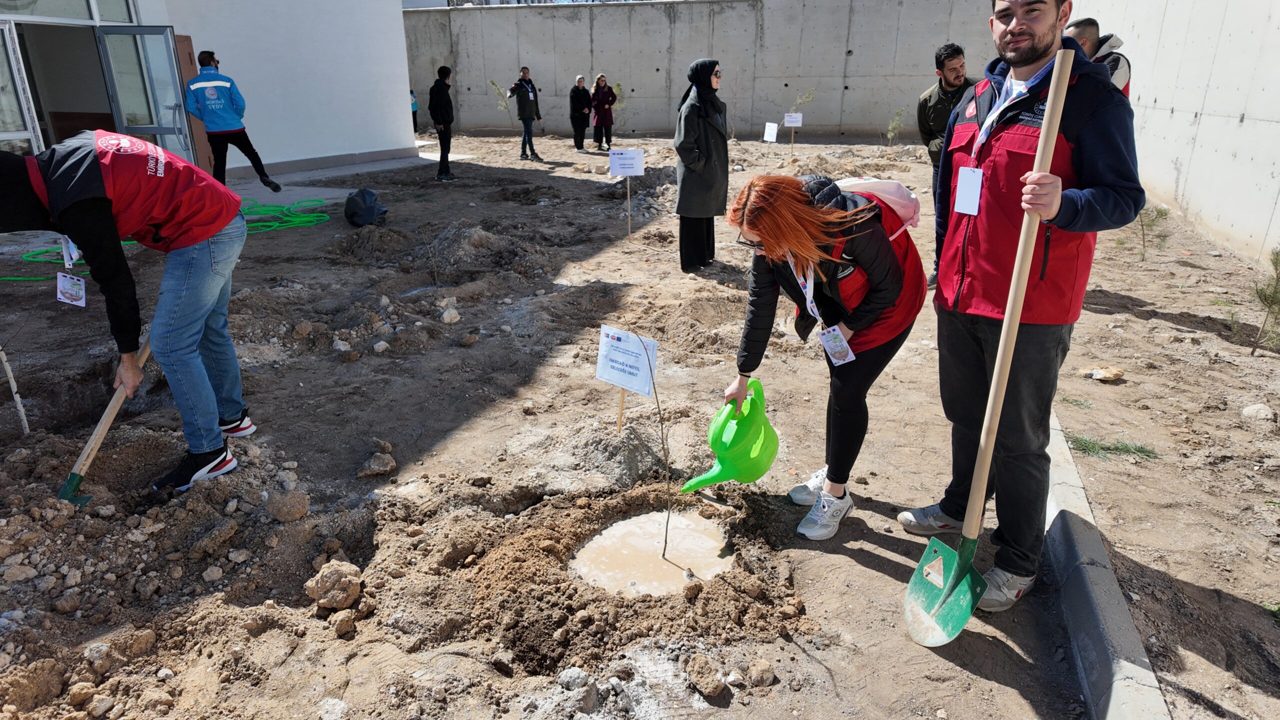Afyonkarahisar'ın Emirdağ ilçesinde "Gençlerle Temiz Çevre Dayanışması" projesi kapsamında iki