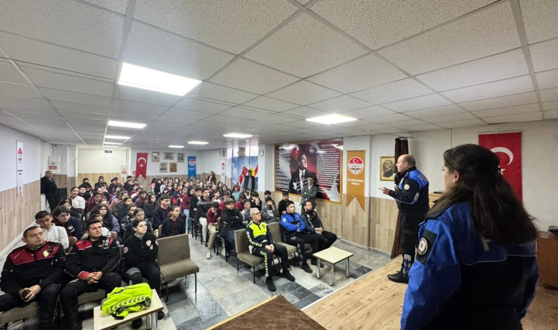 Afyonkarahisar İl Emniyet Müdürlüğü ekipleri, öğrencilerin bilinçlendirilmesine yönelik çalışmalarını sürdürüyor.