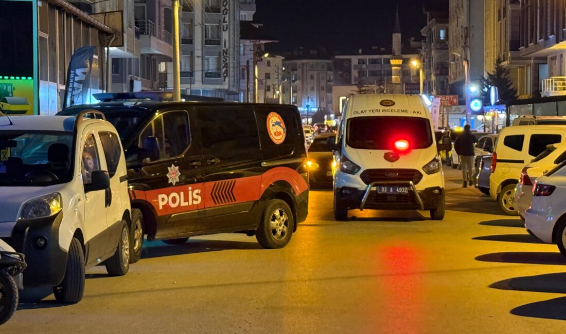 Afyonkarahisar’ın Erenler mahallesinde gece saatlerinde silahlı bir saldırı meydana geldi.