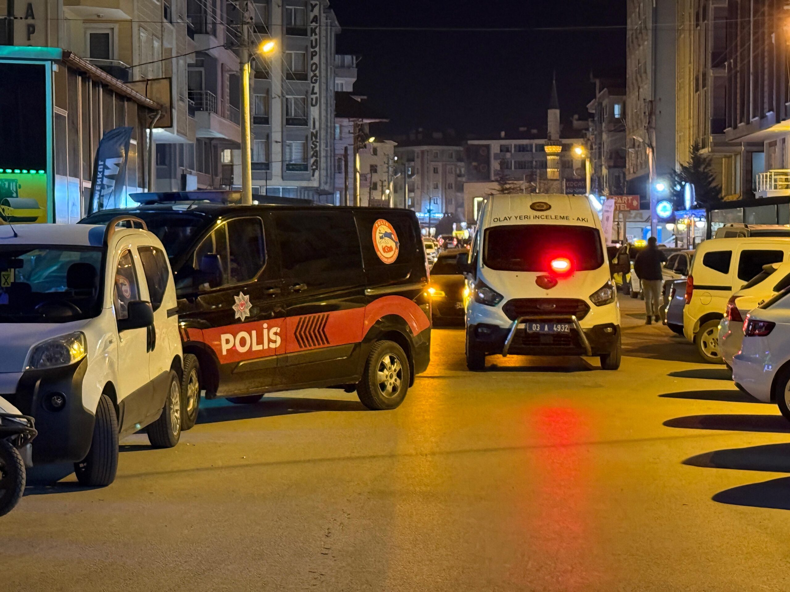 Afyonkarahisar’ın Erenler mahallesinde gece saatlerinde silahlı bir saldırı meydana geldi.