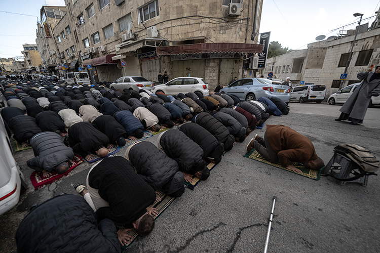 Filistinliler, İsrail'in İran'a saldırıları bahane göstererek aldığı kısıtlama kararları nedeniyle